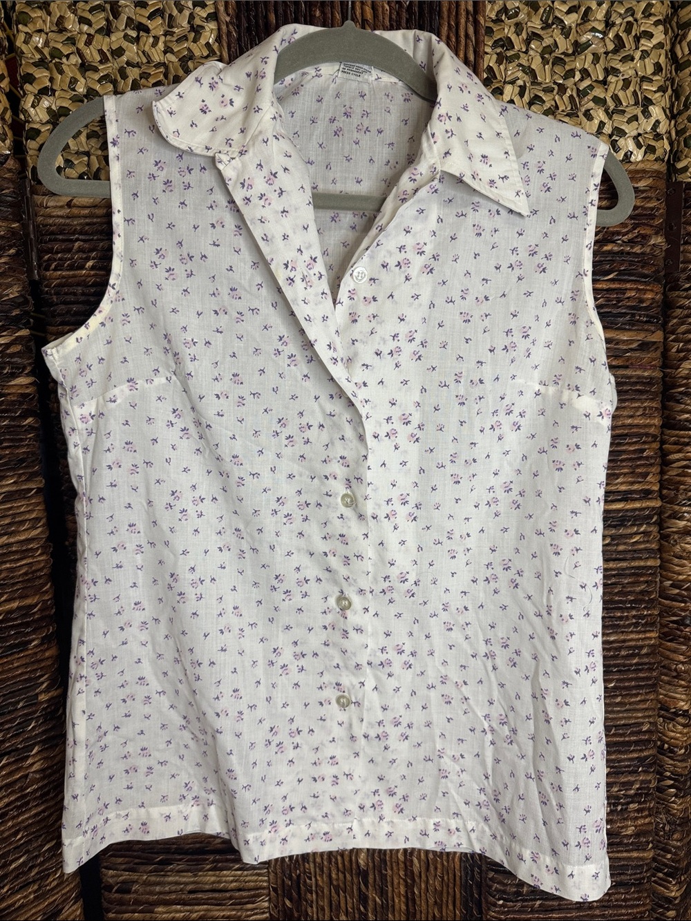 Vintage Women’s White Sleeveless Button-Front Top with Purple Floral Print